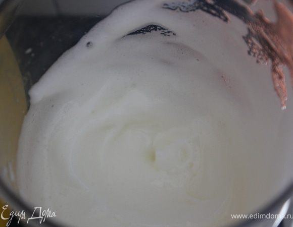 Далее до устойчивых пиков взбейте белки.
