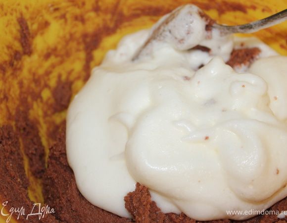 Добавьте взбитые белки к нашему тесту и аккуратно все перемешайте.