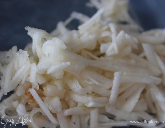 Натрите яблоки на крупной терке.