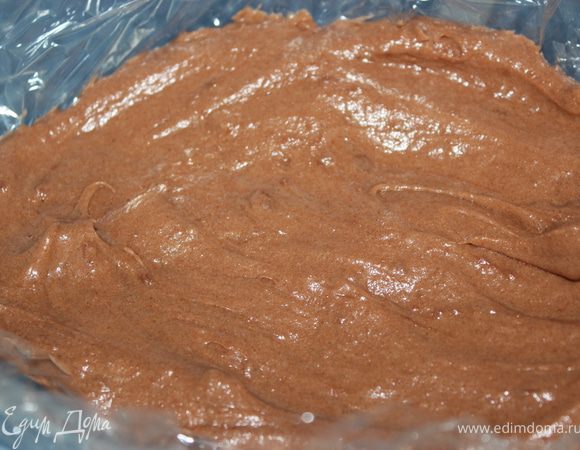 Разделить тесто на две части. Первую выложить на дно нашей чаши.