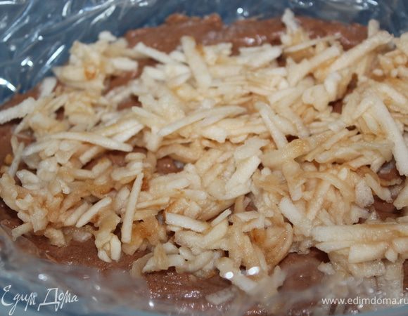 Далее выложить яблочки.