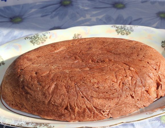 После пройденного времени чашу снимаем с пароварки, немножко остужаем и переворачиваем на тарелочку. И вот что у нас получилось.