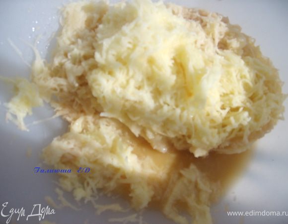 Картофель натереть на мелкой терке (а еще подумала, что можно использовать уже отварной картофель, который нужно будет размять в пюре)