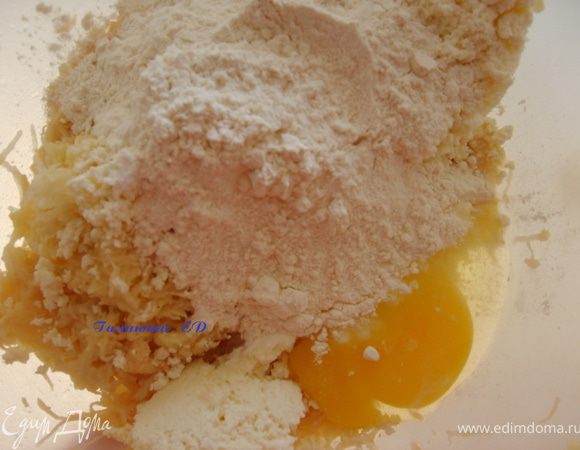 Добавить к картошке творог, яйцо, соль, тмин, муку,смешанную с крахмалом