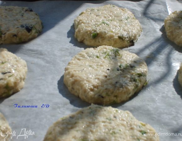 Из полученного теста сформировать круглые лепешки, уложить их на противень, застеленный пергаментом и смазанный маслом. Верх лепешек смазать  сметаной или кефиром