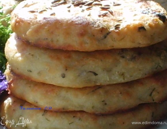 Выпекать в предварительно нагретой духовке до 180 гр.- 40 минут. Испечь такие лепешки можно и быстрее, если использовать уже отварной картофель