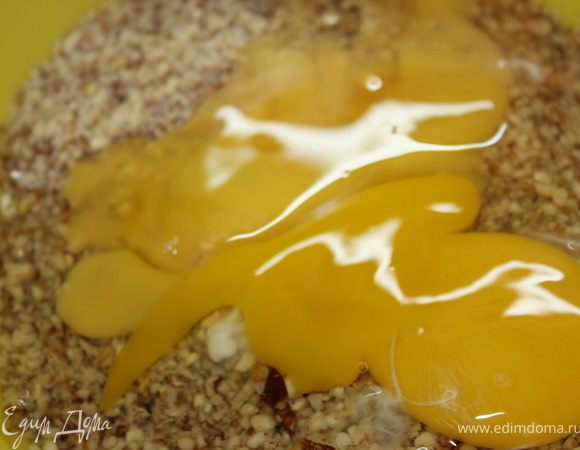 Молотые орехи смешать с яйцами.