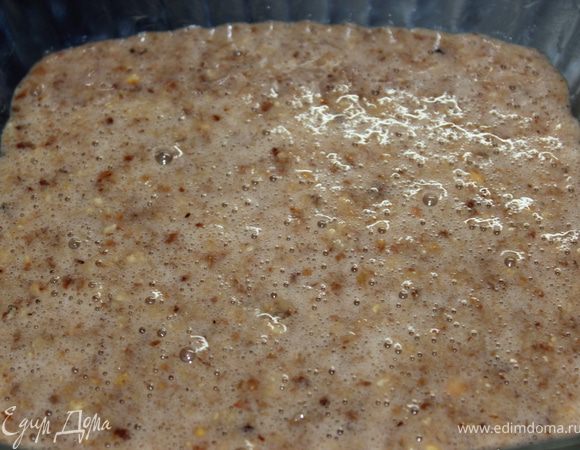 Форму смазать маслом и вылить наше тесто туда. Выпекать в СВЧ при 900 Вт. около 4 минут. 