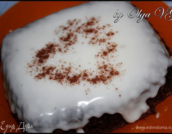 Украсить по вашему желанию. У меня была дома глазурь покупная в пакетике. Я ее развела. Тортик разрезала пополам, половину глазури пропитала середину тортика, а оставшейся частью полила верх нашего торта. При помощи какао нарисовала сердечко, в знак любви к своей семье. Налила чаек и приятного чаепития!!!***)