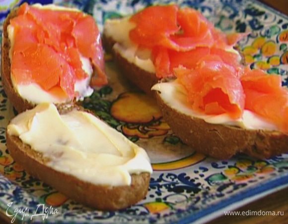 Намазать подсушенный хлеб плавленым сыром, выложить сверху семгу.