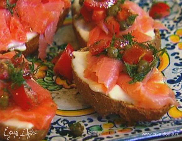 Выложить на бутерброды с рыбой по 1 ч. ложке соуса.