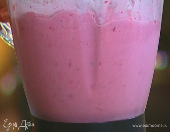 Молоко, йогурт и клубнику взбить в блендере.