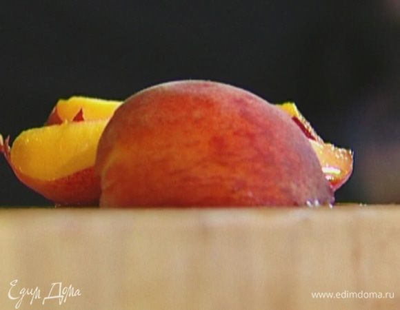 Персики отделить от косточки.