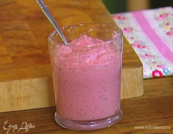 Как только масса станет однородной, добавить персик и взбить еще немного. Затем добавить отруби и перемешать.