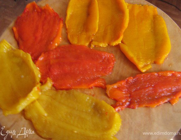 Достать перцы, снять шкурку, убрать семена. Нарезать на полоски широкими полосками,остудить.