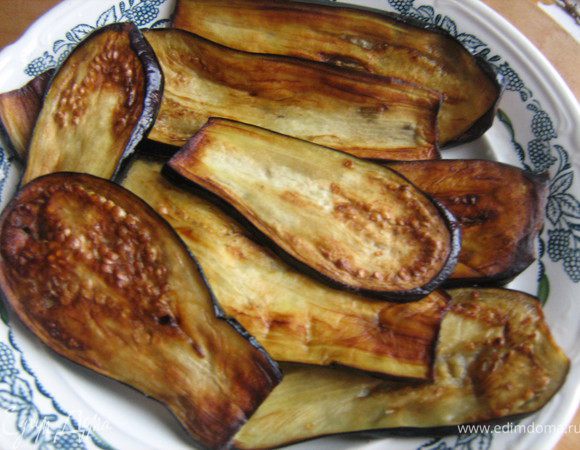 Баклажаны вымыть,вытереть на сухо,отрезать "хвостики",нарезать пластинами,посолить,сложить друг на друга и поставить под пресс на 20-25 минут(что бы ушла горечь).В сковороде разогреть растюмасло,обжарить пластины баклажан с двух сторон,остудить.