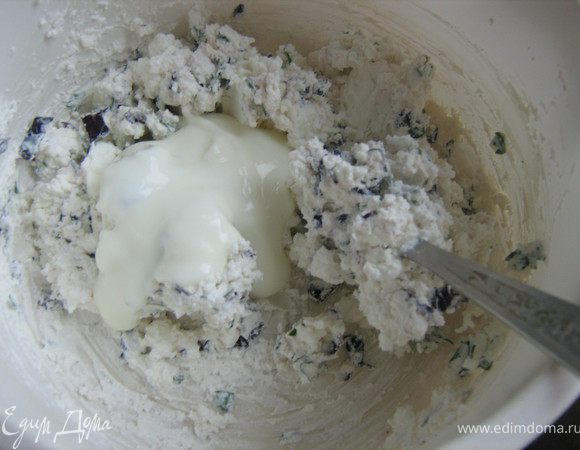 Пока остужаются перец и баклажаны,сделать начинку:базилик мелко порубить,чеснок измельчить,вбрынзу добавить йоурт и базилик с чесноком,перемешатьдо однородности(можно с помощью блендера)