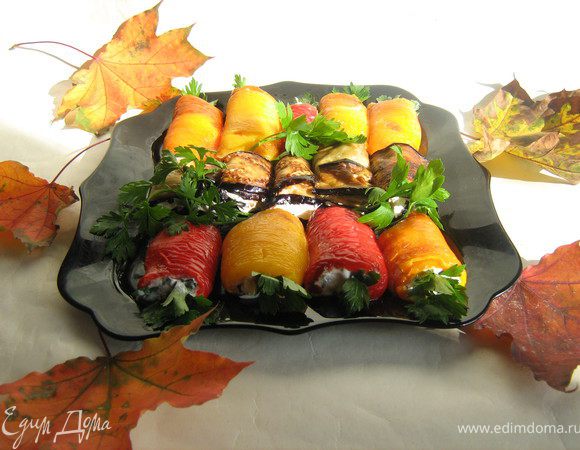 На каждую полоску перца и пластину баклажаны положить чайную ложку начинки,дольку предварительно нарезанного помидора(удалить сок и семена)веточку петрушки и свернуть рулетиком. Убрать в холодильник на пару часов.Приятного аппетита!