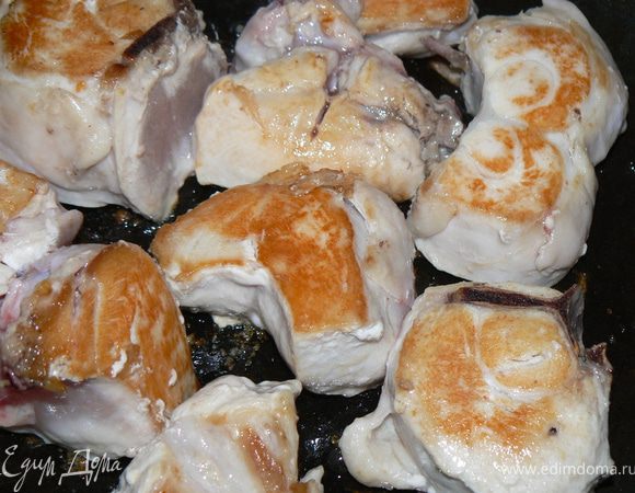 Разогрейте на  сковороде сливочное и оливковое масло. Положите куски курицы и обжарьте их. Выньте курицу.

