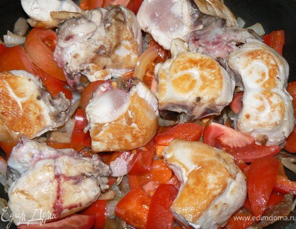 Введите нарезанные  помидоры, вино или куриный бульон и курицу. Вскипятите,  и томите на слабом огне 20-30 минут, накрыв крышкой