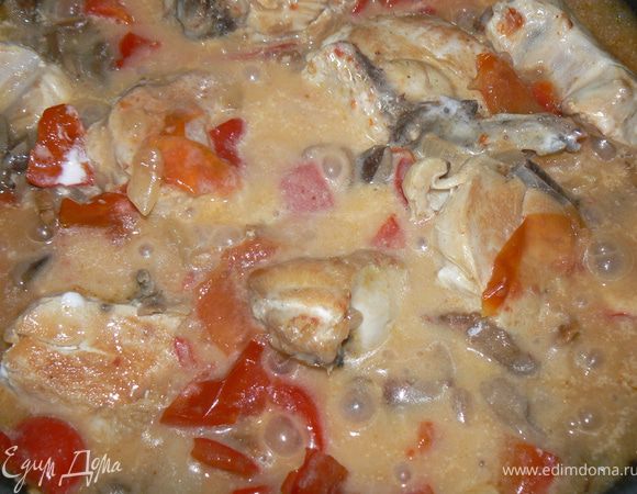 Размешайте крахмал с холодной водой и понемногу введите, тщательно размешивая, в соус. Посолите, поперчите.  Введите в соус сливки, а затем оливки. 