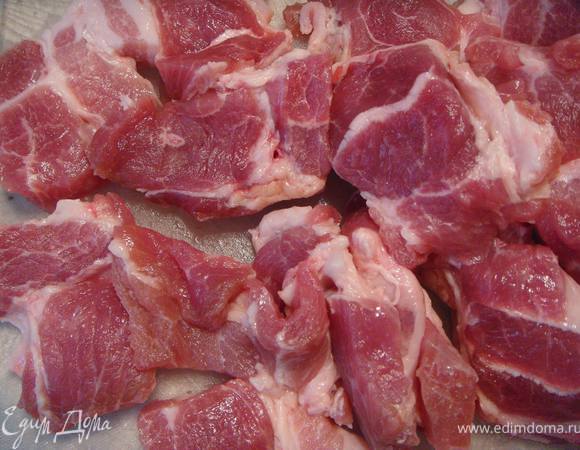 Нарезать мясо тонкими лепестками. Обжарить на сковороде почти до готовности. Масло я не добавляла, поскольку шейка с прожилками жирка.