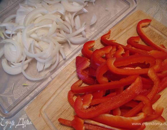 Лук порезать полукольцами, перец длинной соломкой. Добавить к мясу и обжарить. При необходимости добавить растительное масло.