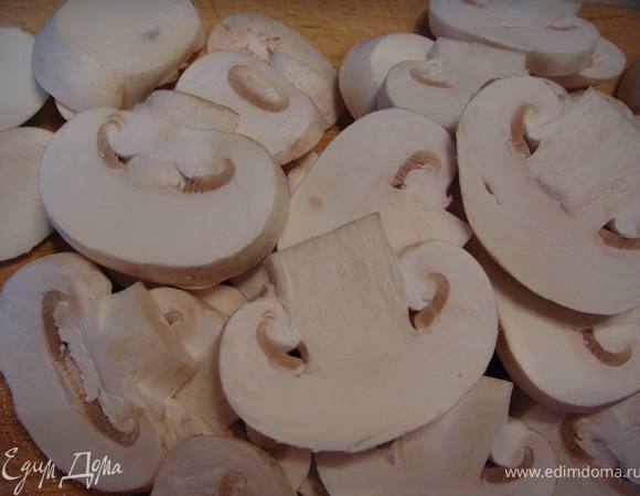 Грибы порезать крупными пластинами. 