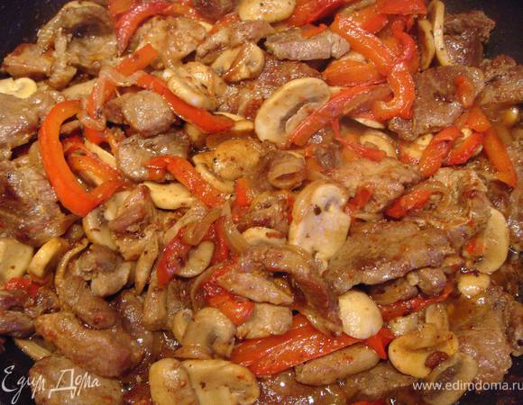 Все ингридиенты перемешать,посолить, добавить специи,соевый соус и протушить минут 5. Блюдо готово.