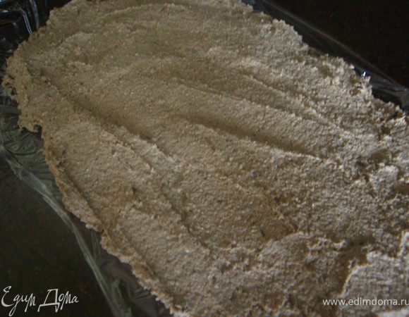 На пищевой пленке, слоем около 1см  выкладываем печеночную массу.  