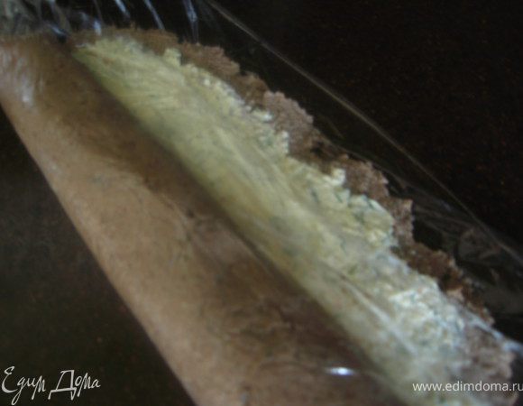 Помогая пленкой аккуратно заворачиваем рулет. Заворачивать абсолютно не сложно.