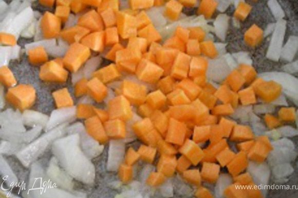 В сотейнике обжарить на растительном масле нарезанный лук, добавить натертый корень имбиря, затем морковь, обжаривать еще 3-4 минуты.