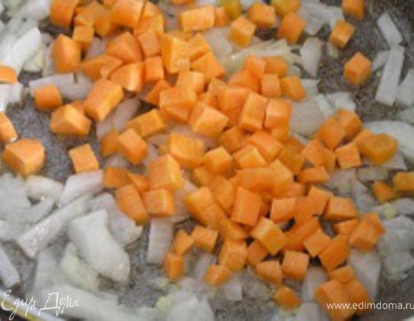 В сотейнике обжарить на растительном масле нарезанный лук, добавить натертый корень имбиря, затем морковь, обжаривать еще 3-4 минуты.