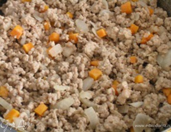 Затем добавить фарш, обжарить, помешивая, 5-8 минут, влить вино, посолить, поперчить, тушить 30 минут.