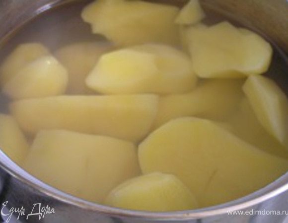 Картофель очистить, отварить в подсоленой воде,