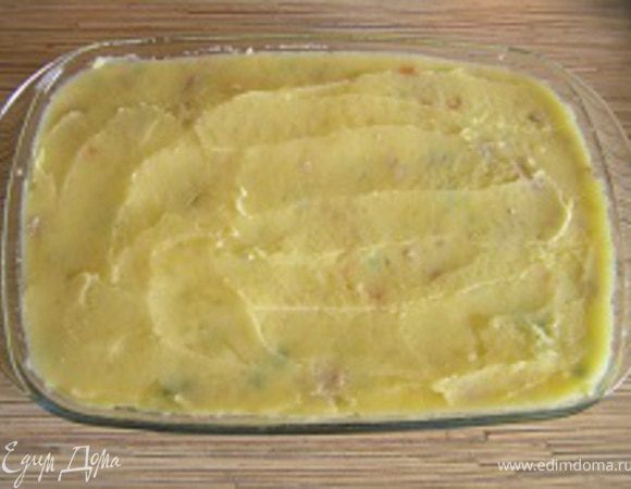 Выложить вторую половину пюре, разровнять.