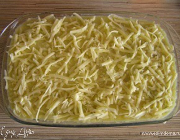 Сверху посыпать тертым сыром,