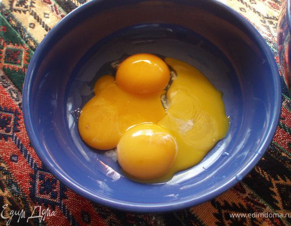 Когда смесь остынет, добавить при непрерывном помешивании 4 желтка и ваниль