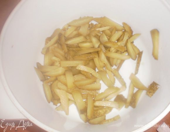 Огурцы порезать соломкой.