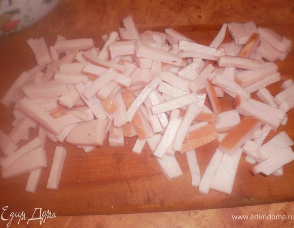 Ветчину нарезать соломкой.