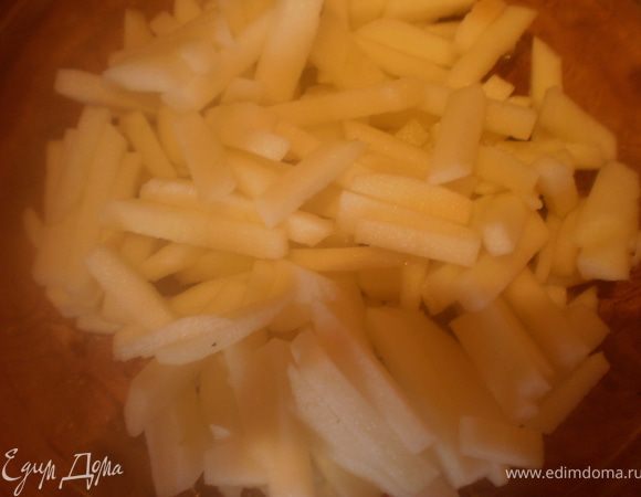 Яблоки очистить от кожицы и семян и нарезать соломкой, взбрызнуть лимонным соком.