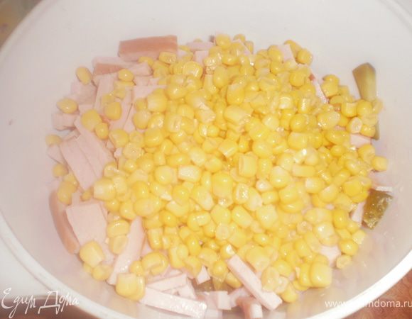 Добавить кукурузу.