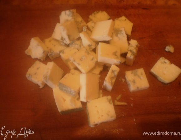 Сыр порезать кубиками.