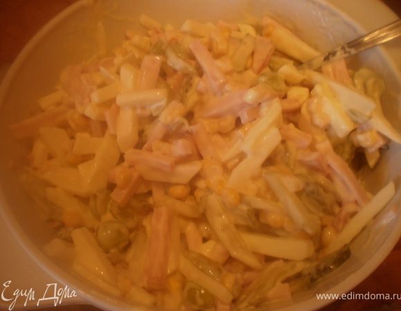 Смешать все ингредиенты (кроме сыра), заправить майонезом.