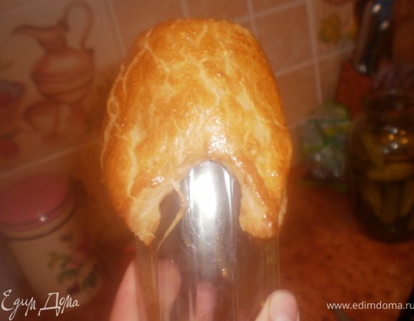 Для стаканчиков раскатать тесто как можно тоньше. Придать форму стакана, сформировать острые клинья. Выпекать в духовке при не очень высокой температуре на стаканах, донышком кверху. 