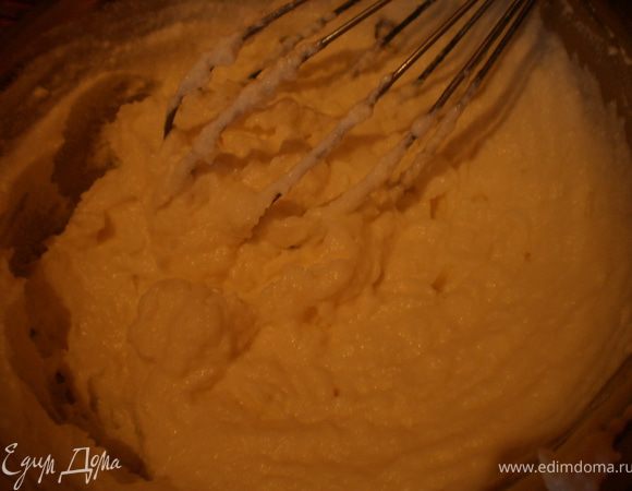 Взбить сыр с сахаром.