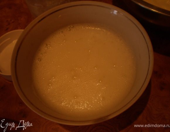 Взбить белки в пену.