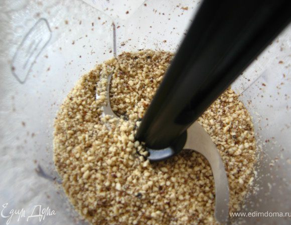 Заправка: 
орехи и базилик пробиваем блендером ( у меня базилика не оказалось и я заменила на смесь итальянских трав). 