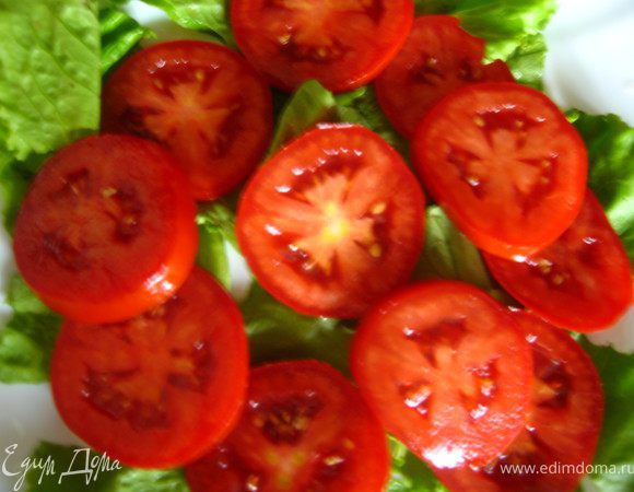 Оформляем салат: Рвем листья, помидоры режем кружочками.