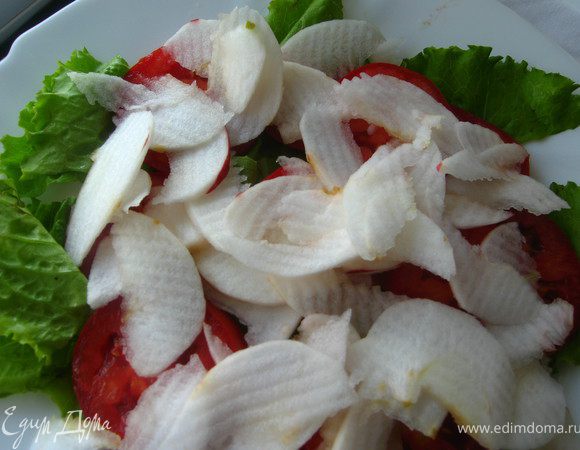 Яблоко очистили от кожуры и настрогали тонкими пластинками